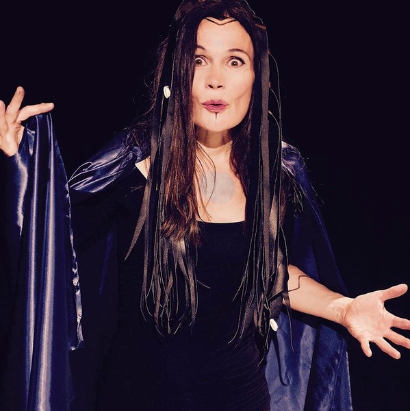 Aviaja Lumholt på Ned i kroppen - Ud i verden på Den Internationale Højskole