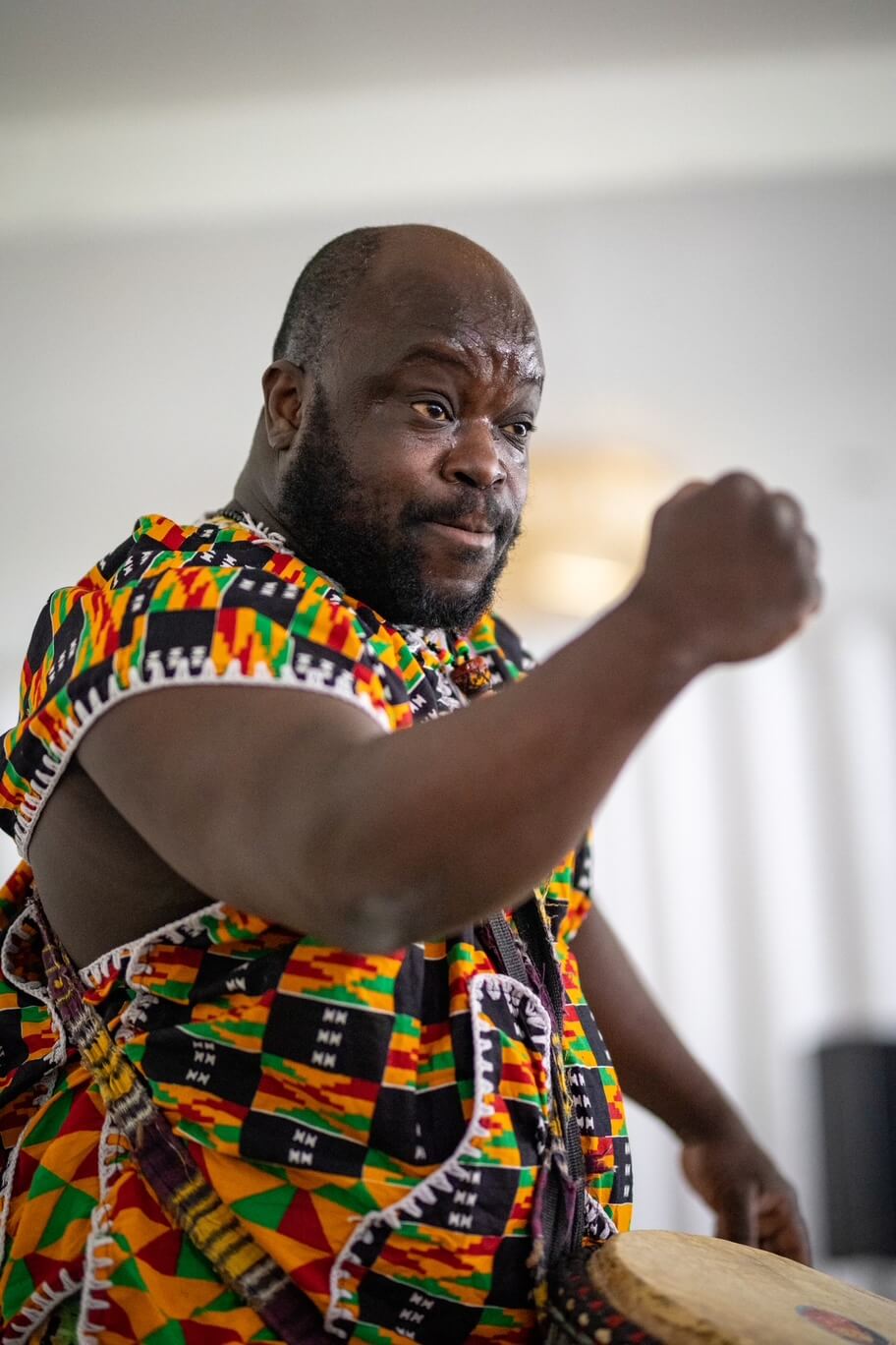 Michael Kwabena Domfeh afholder workshop i african drum n' Dance på sommerkurset ned i kroppen - ud i verden
